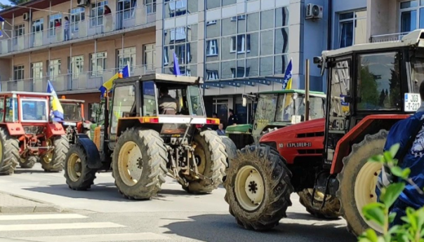 Poljoprivrednici sa traktorima izašli na ulice: Cijena mlijeka 20 godina ista