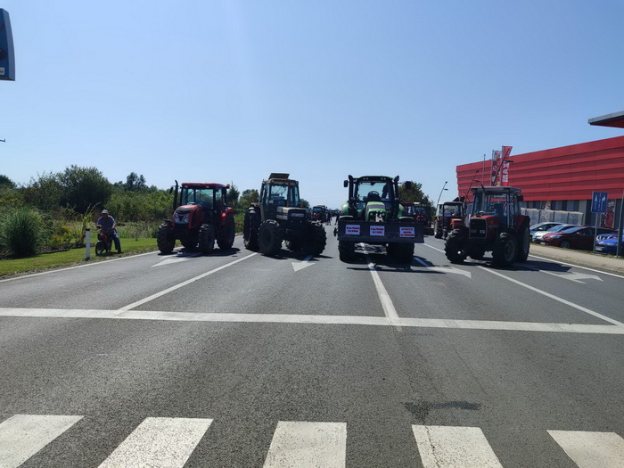 Poljoprivrednici traktorima blokirali put Orašje - Tuzla