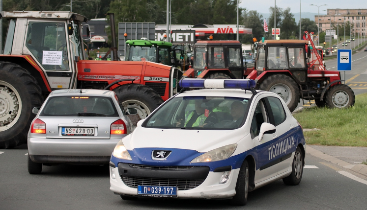Poljoprivrednici traktorima blokirali prilaz Novom Sadu