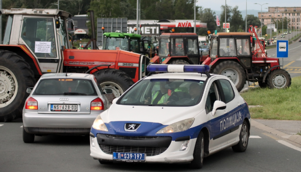 Poljoprivrednici traktorima blokirali prilaz Novom Sadu