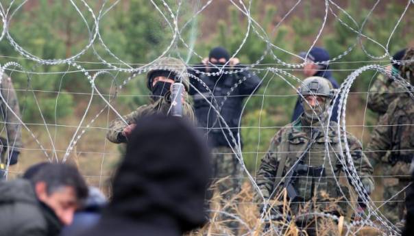Poljska zatvorila granični prijelaz s Bjelorusijom, stotine migranata u šatorima