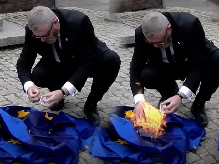 Poljski europarlamentarac obrisao cipele o EU zastavu pa je spalio