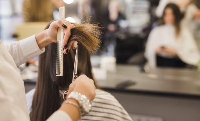 Polovina Njemaca zabrinuta da će biti zaražena virusom u frizerskim salonima