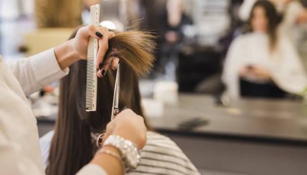 Polovina Njemaca zabrinuta da će biti zaražena virusom u frizerskim salonima