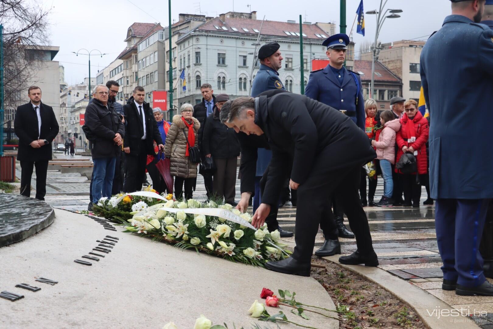 Položeno cvijeće i odata počast ubijenoj djeci opkoljenog Sarajeva i ubijenim policajcima