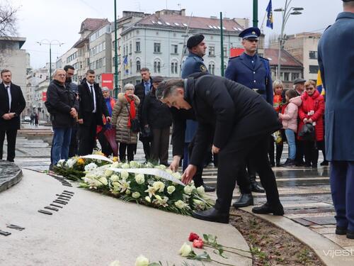 Položeno cvijeće i odata počast ubijenoj djeci opkoljenog Sarajeva i ubijenim policajcima