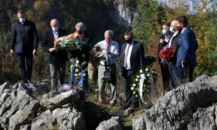 Položeno cvijeće i odata pošta žrtvama ratnog zločina na Kazanima
