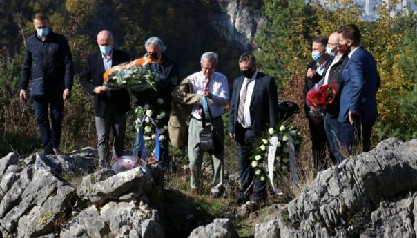 Položeno cvijeće i odata pošta žrtvama ratnog zločina na Kazanima
