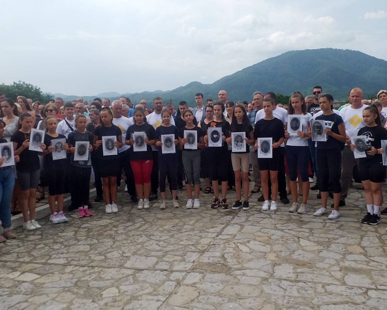 Položeno cvijeće i služen parastos stradalim Srbima iz Podrinja