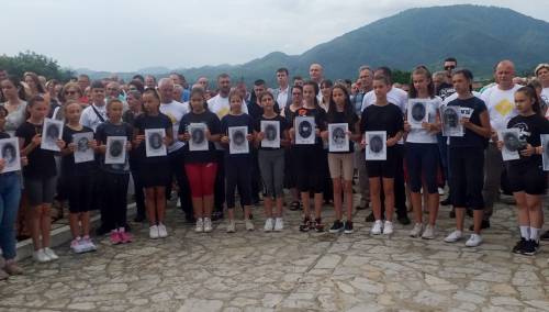 Položeno cvijeće i služen parastos stradalim Srbima iz Podrinja