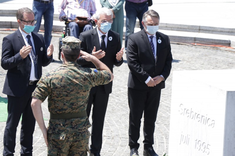 Položeno cvijeće na Memorijalni kamen u Potočarima