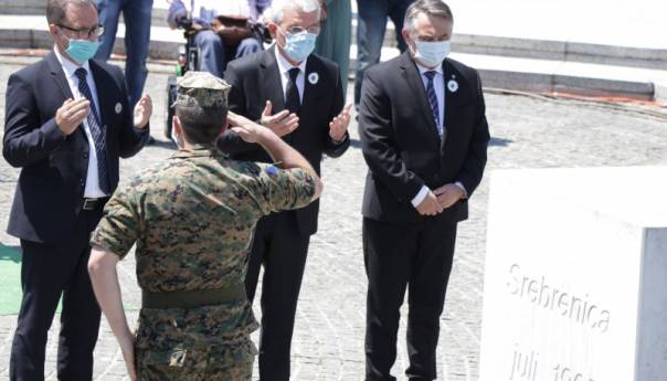 Položeno cvijeće na Memorijalni kamen u Potočarima