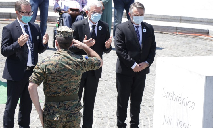 Položeno cvijeće na Memorijalni kamen u Potočarima