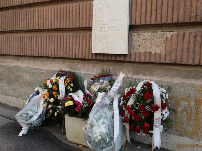 Položeno cvijeće na mjestu pogibije osam Sarajlija u Gimnazijskoj ulici