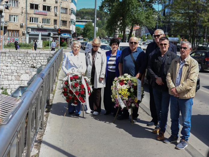 Položeno cvijeće na mjestu ubistva prvih civilnih žrtava Sarajeva Suade i Olge