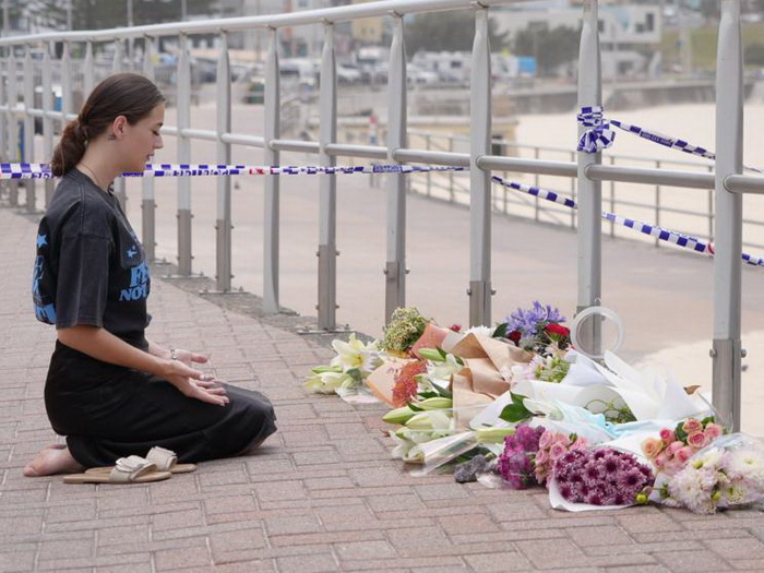 Položeno cvijeće na plaži Bondi nakon smrtonosne masovne pucnjave u Sydneyju