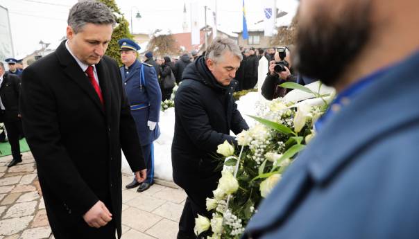 Položeno cvijeće na Šehidskom mezarju Kovači