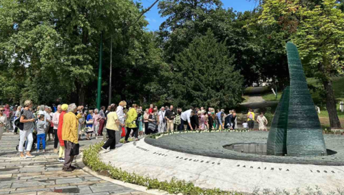 Položeno cvijeće na Spomenik ubijenoj djeci opkoljenog Sarajeva