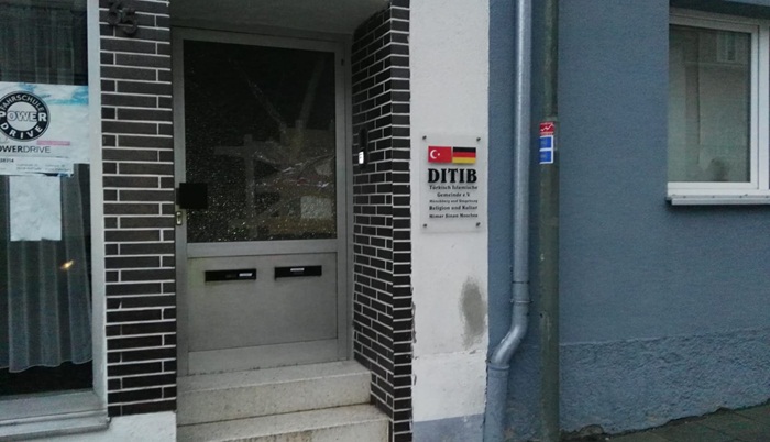 Polupana stakla na vratima džamije u Njemačkoj