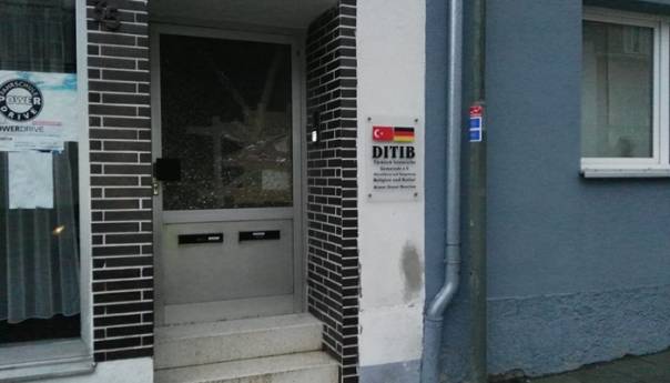 Polupana stakla na vratima džamije u Njemačkoj
