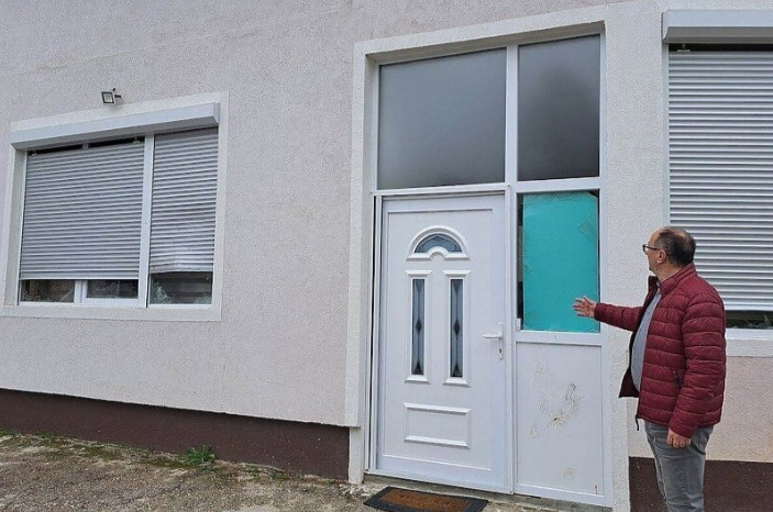 Polupani prozori i vrata na kući načelnika Općine Ribnik