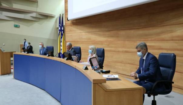 Polusatna pauza nakon koje će se poslanici PSBiH izjasniti od dnevnom redu