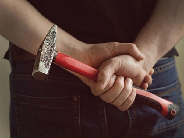 Pomahnitali muškarac napao putnike u vozu, udarao ih čekićem