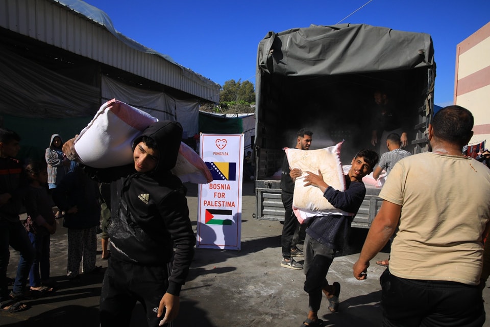 Pomozi.ba: Kamioni iz Egipta stigli u ratnu zonu