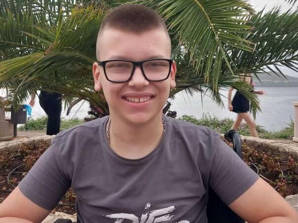 Pomozi.ba prikuplja sredstva za liječenje Senada Hasića s cerebralnom paralizom