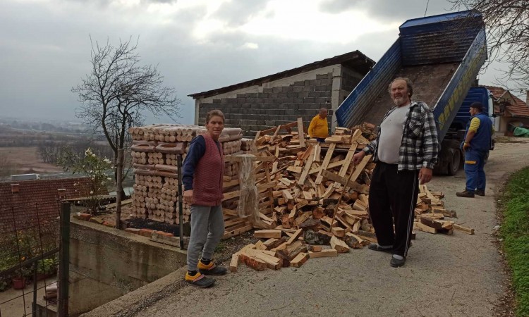 'Pomozi.ba' u akciji prikupljanja sredstava za drva za stare i iznemogle