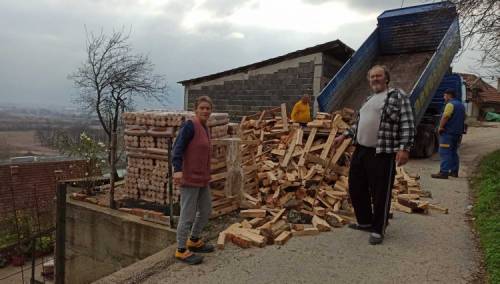 'Pomozi.ba' u akciji prikupljanja sredstava za drva za stare i iznemogle