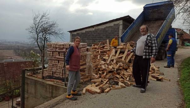 'Pomozi.ba' u akciji prikupljanja sredstava za drva za stare i iznemogle