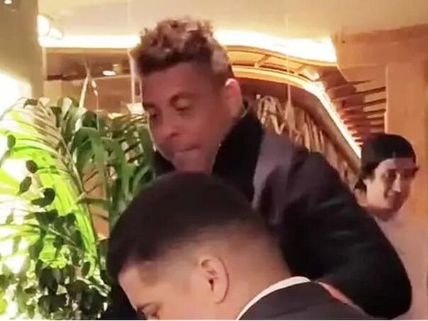 Ponajbolji fudbaler svih vremena uhvaćen kako pijan jedva stoji na nogama