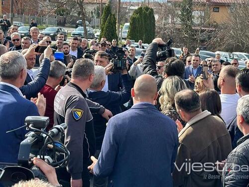 Ponovo dočekan aplauzom: Dodik stigao u Sud BiH