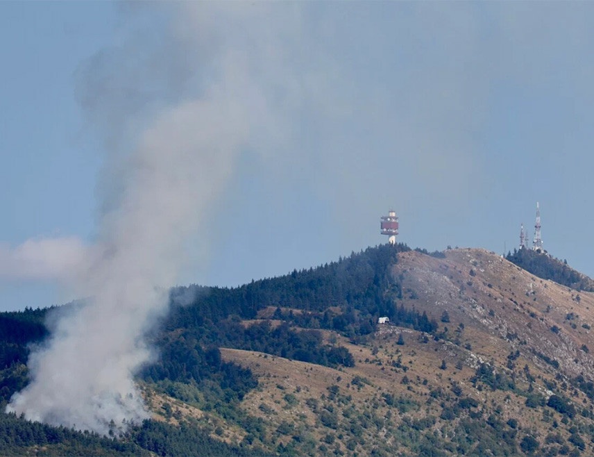 Ponovo gori na Trebeviću, gase ga vatrogasci Lukavice i Pala