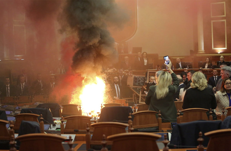 Ponovo incident u Albaniji, poslanik htio da zapali parlament