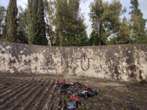 Ponovo oskrnavljeno Partizansko groblje: "Tito vampir";"Praljak nije zločinac"