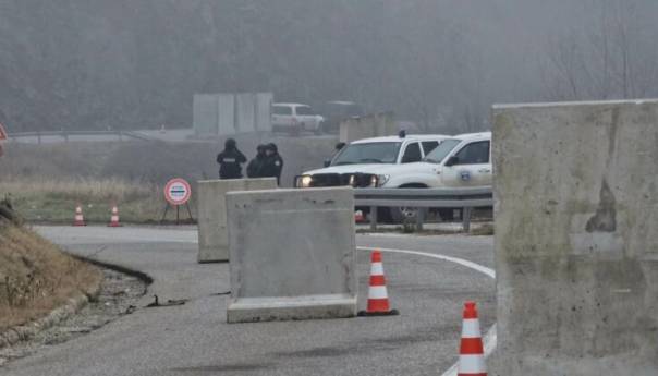 Ponovo postavljene betonske prepreke na putu Mitrovica–Leposavić