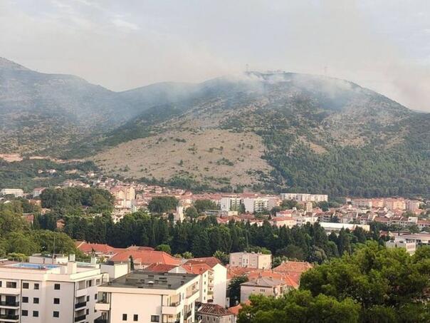Ponovo požar iznad Trebinja: Vatra se spušta prema kućama