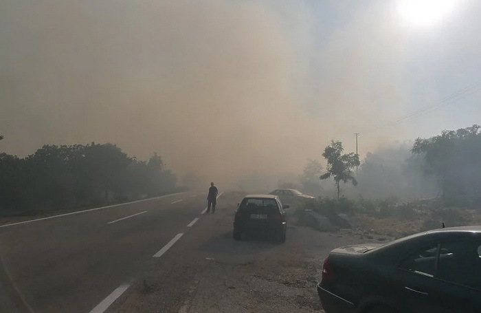 Ponovo se aktivirao požar kod Bileće, vatra na 100 metara od kuća