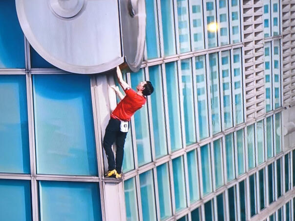 Popeo se na neboder od 101 sprata bez zaštitne opreme, sve prenosio Netflix