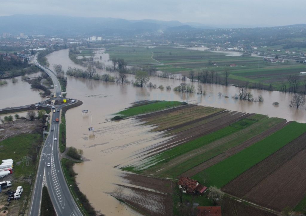 Poplave i klizišta u BiH: Situacija u nekoliko regija dramatična