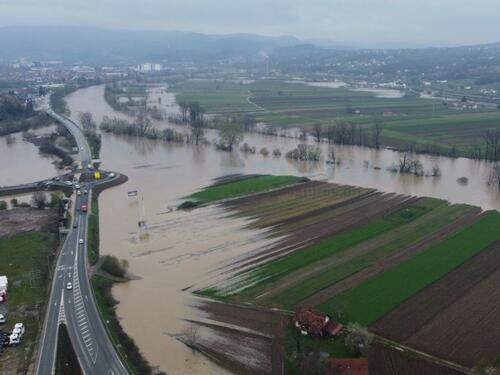 Poplave i klizišta u BiH: Situacija u nekoliko regija dramatična