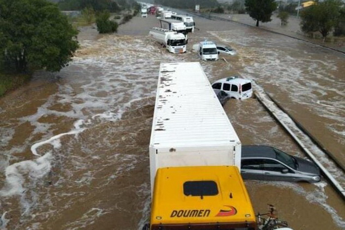 Poplave na jugu Francuske nakon obilnih padavina, traga se za nestalima