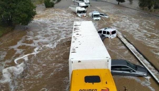 Poplave na jugu Francuske nakon obilnih padavina, traga se za nestalima