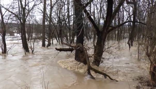 Poplave na sjeveru Albanije, oca i sina odnijela nabujala rijeka