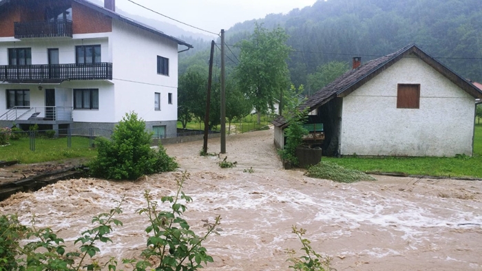 Poplave pogodile BiH: U TK poplavljeno vise od 100 kuća 