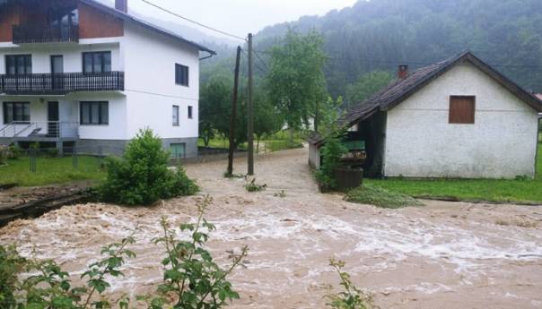 Poplave pogodile BiH: U TK poplavljeno vise od 100 kuća
