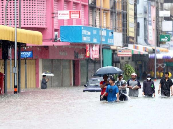 Poplave pogodile južni Tajland, hiljade raseljenih