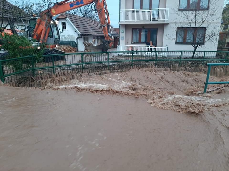 Poplave širom BiH: Kuće pod vodom, obustavljen ili otežan saobraćaj